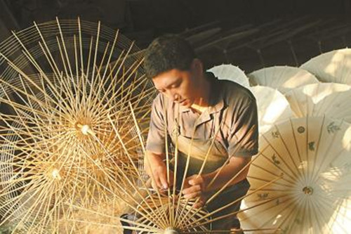 四川泸州小伙让油纸伞成了“爆款”产品(图)