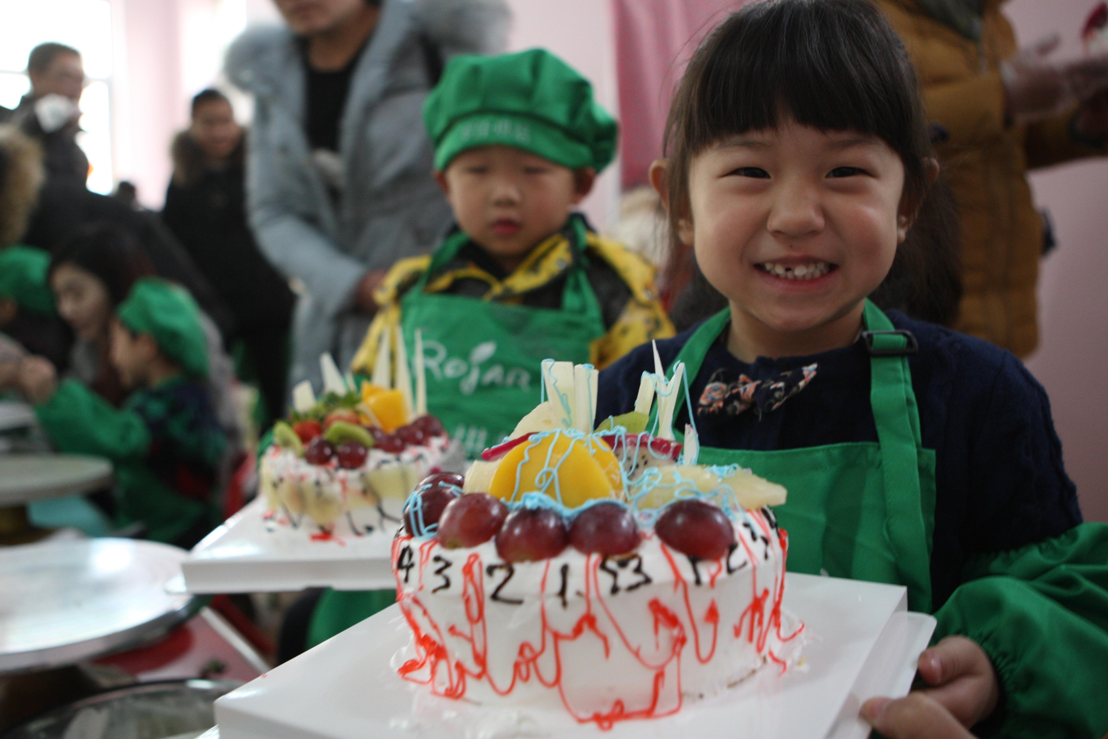 图片新闻:解放区孩子和家长一起制作蛋糕迎新年_通讯员之家_焦作网
